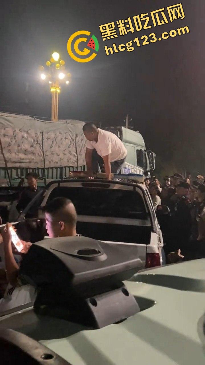 邯郸魏县北环大堵车,疑似挂车司机为伸冤硬堵路,现场一片混乱!