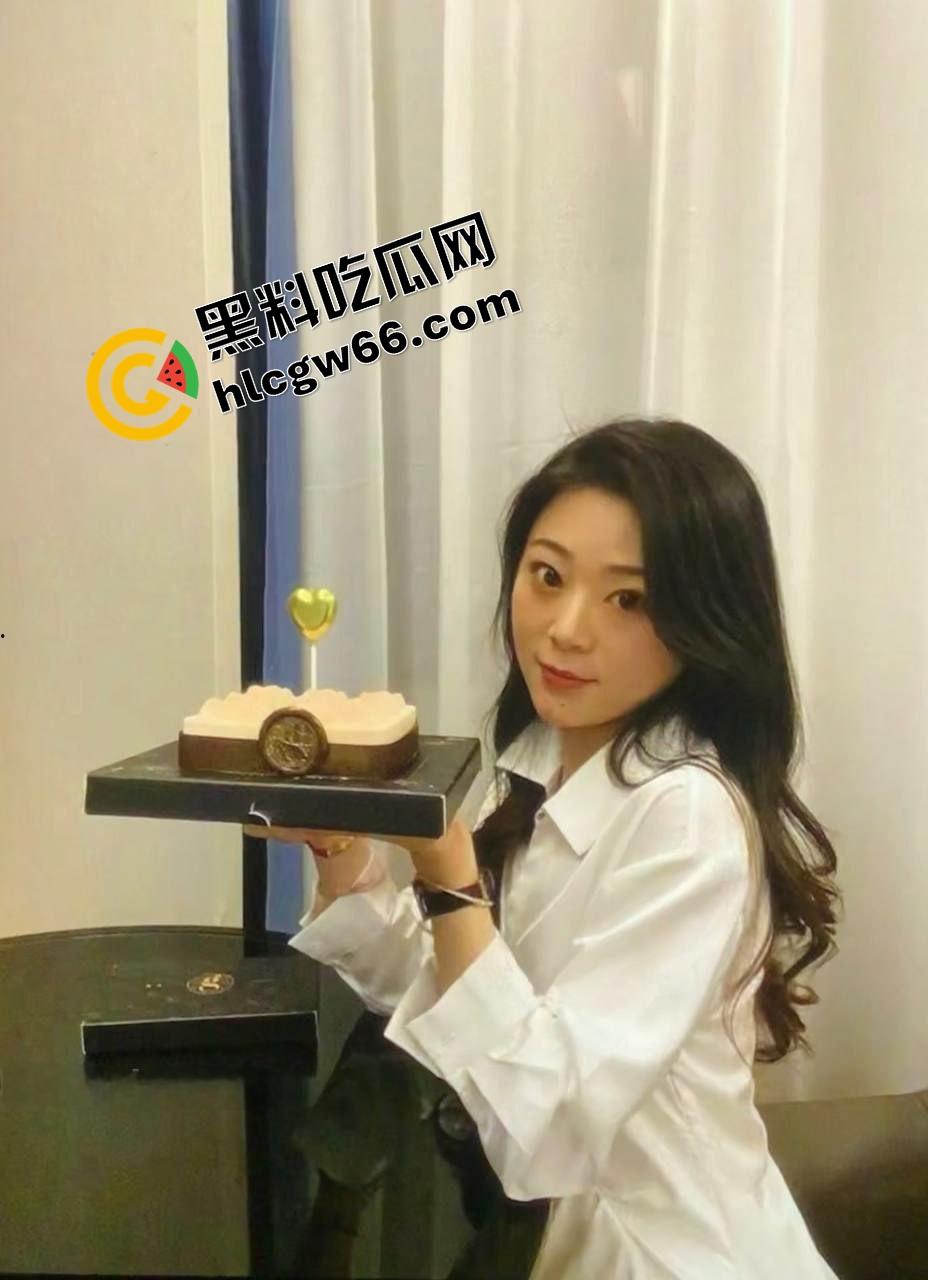 南通【罗佳佳】白天打表格晚上打炮,酒吧勾搭调酒师当场被插烂,被男友发现反手发进国产区!