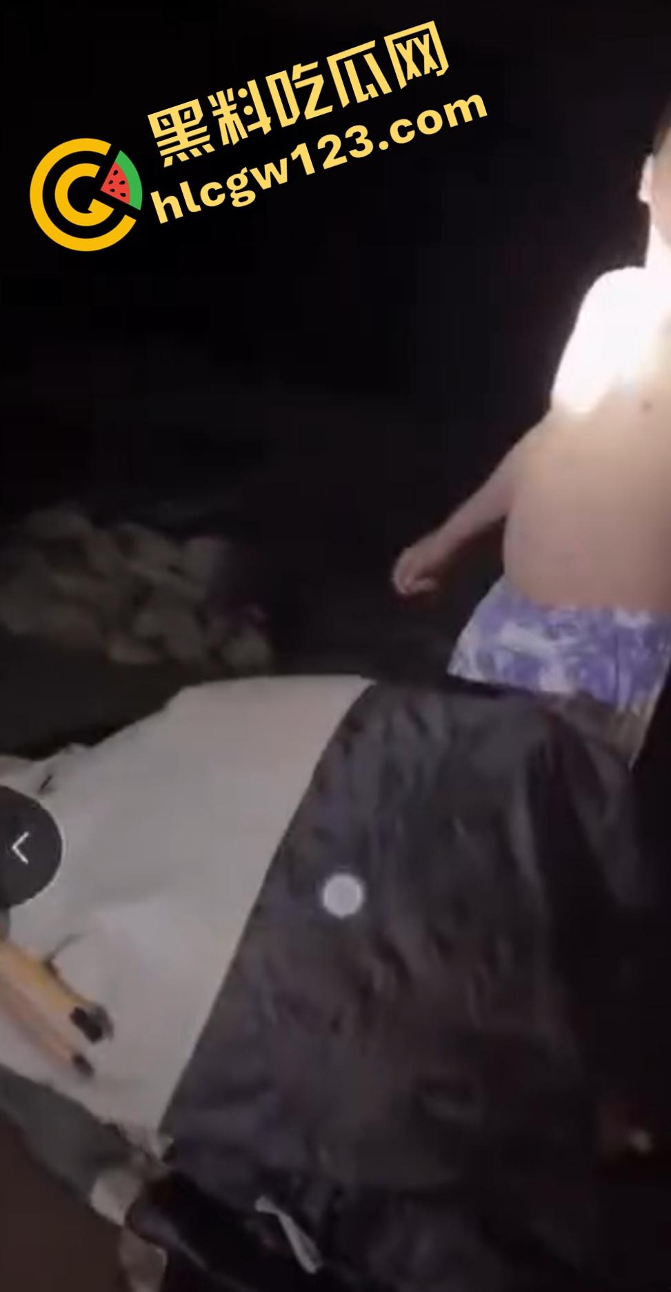 抖音【mola_吉妹】原配直播抓小三!大喊老公有18cm,便宜你这贱货了?小三被骂骚逼松了吧?