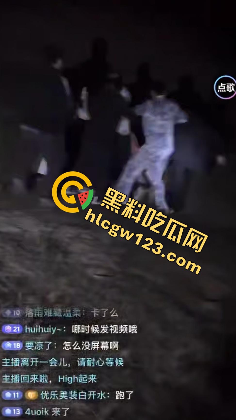 抖音【mola_吉妹】原配直播抓小三!大喊老公有18cm,便宜你这贱货了?小三被骂骚逼松了吧?