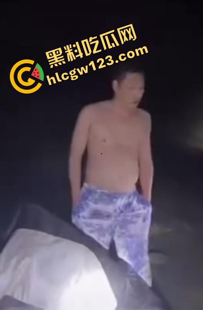 抖音【mola_吉妹】原配直播抓小三!大喊老公有18cm,便宜你这贱货了?小三被骂骚逼松了吧?