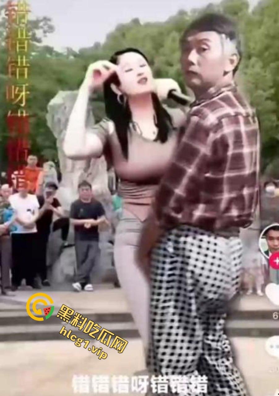 抖音62岁大爷『吕爱全』饥渴难耐!与多位人妻网红合拍!竟隔着屏幕摩擦人妻小腹!