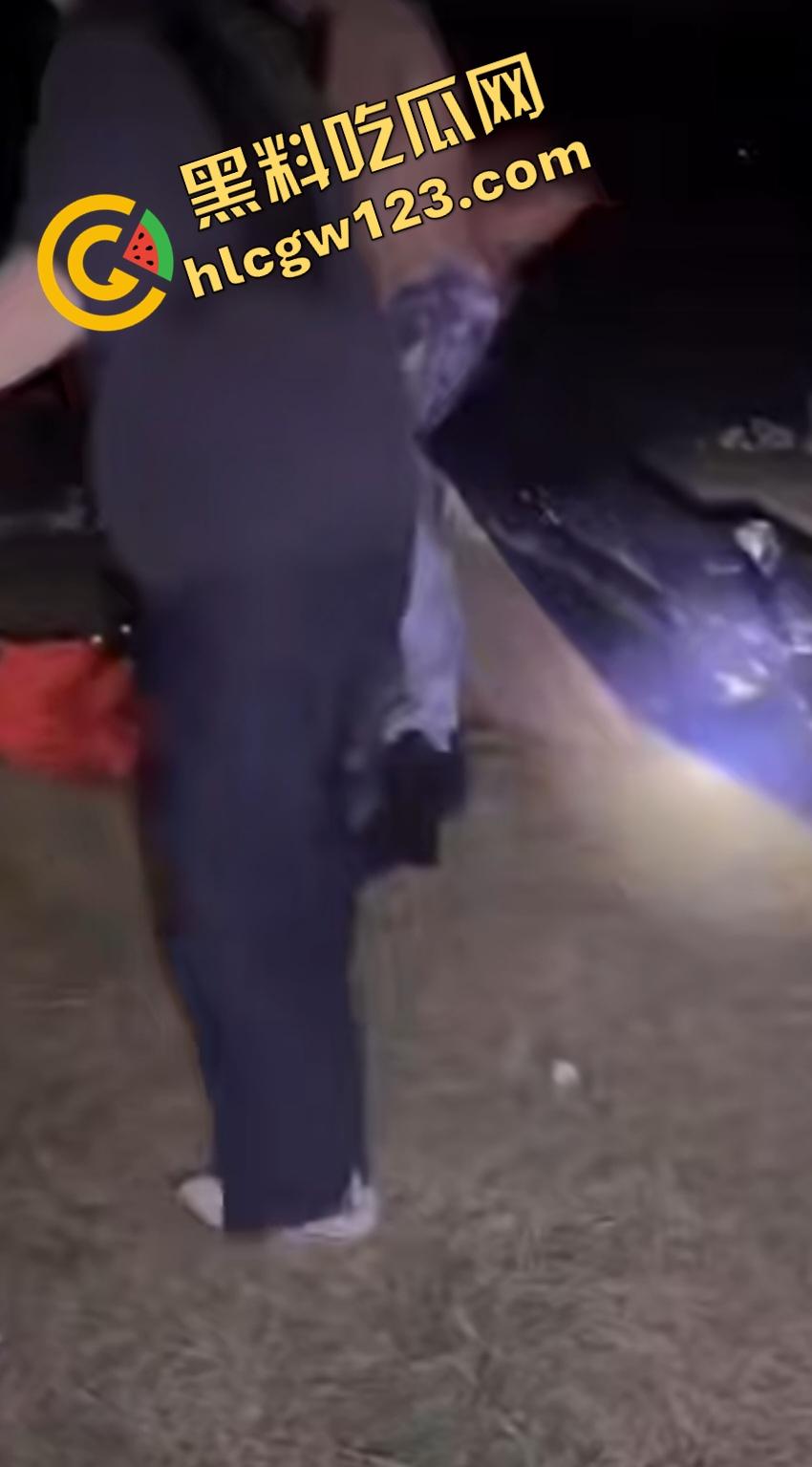 抖音【mola_吉妹】原配直播抓小三!大喊老公有18cm,便宜你这贱货了?小三被骂骚逼松了吧?