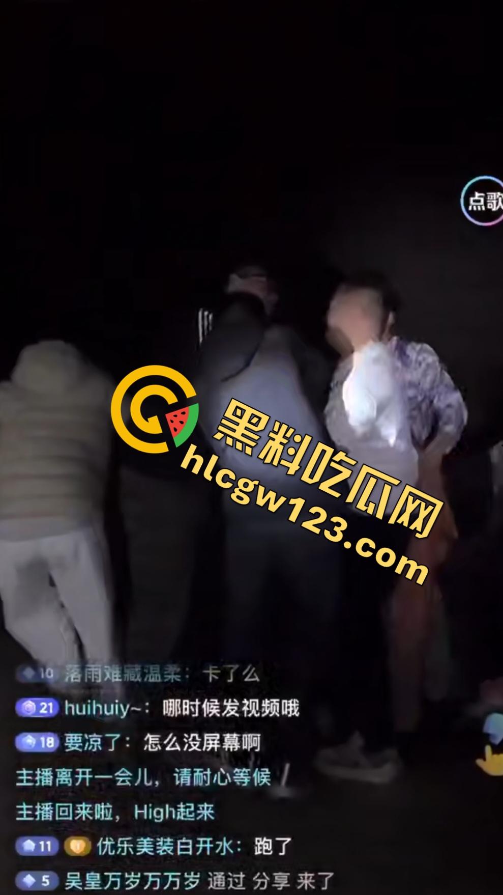 抖音【mola_吉妹】原配直播抓小三!大喊老公有18cm,便宜你这贱货了?小三被骂骚逼松了吧?