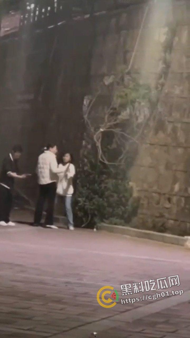 外事大学男生因为女朋友不给看手机 打完架就跳楼自杀 头上绿就绿了 何必呢