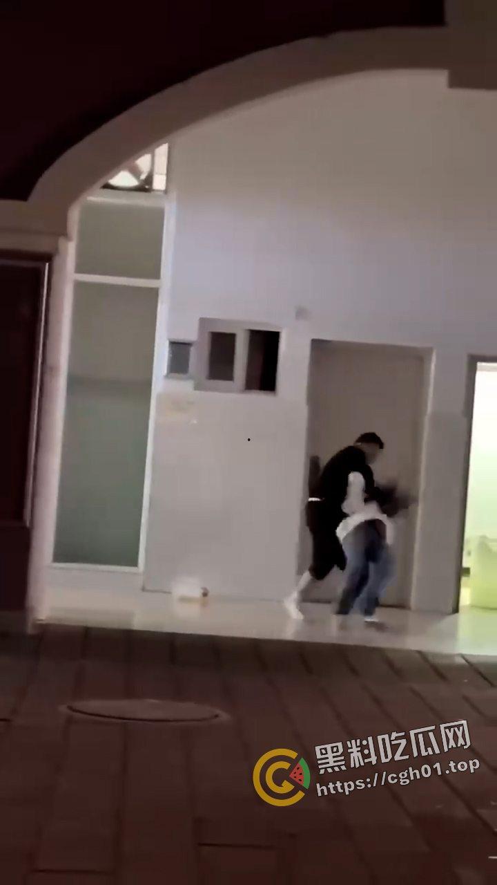 外事大学男生因为女朋友不给看手机 打完架就跳楼自杀 头上绿就绿了 何必呢