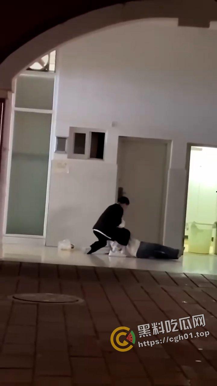 外事大学男生因为女朋友不给看手机 打完架就跳楼自杀 头上绿就绿了 何必呢