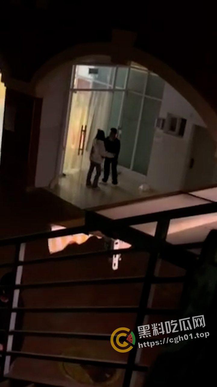 外事大学男生因为女朋友不给看手机 打完架就跳楼自杀 头上绿就绿了 何必呢