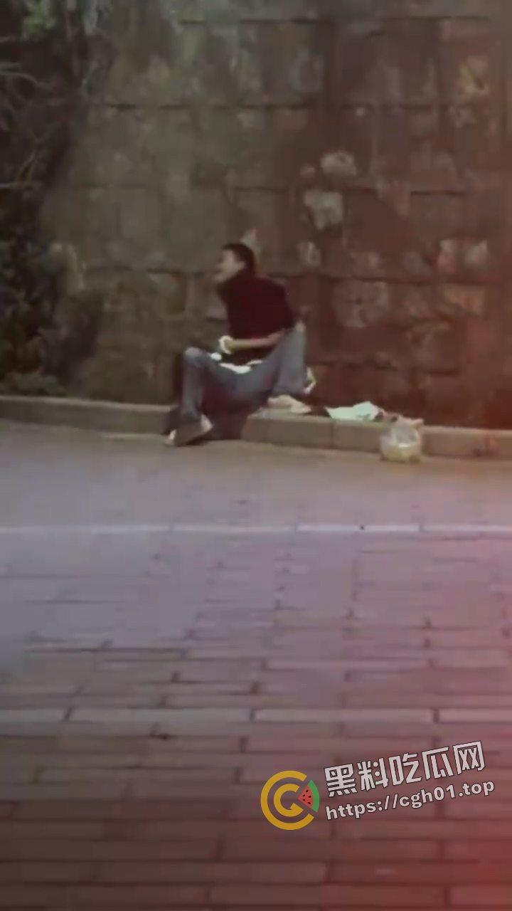 外事大学男生因为女朋友不给看手机 打完架就跳楼自杀 头上绿就绿了 何必呢