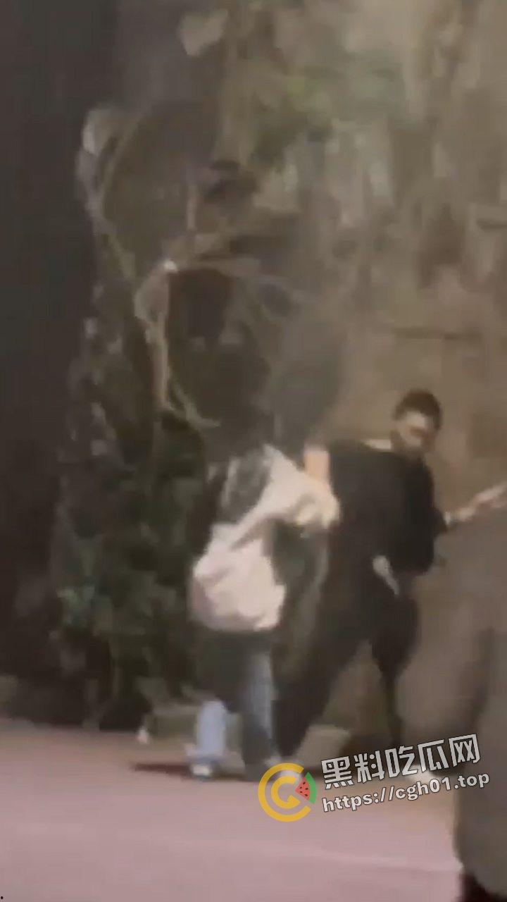 外事大学男生因为女朋友不给看手机 打完架就跳楼自杀 头上绿就绿了 何必呢