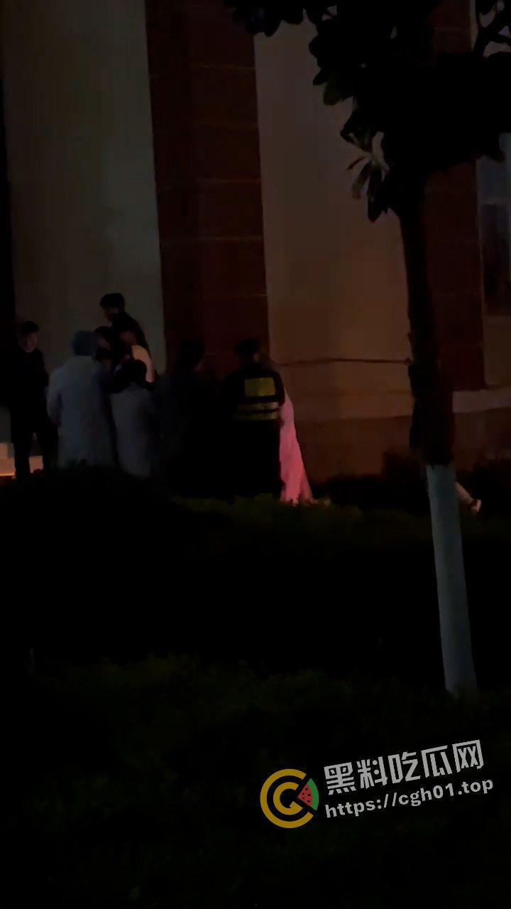 外事大学男生因为女朋友不给看手机 打完架就跳楼自杀 头上绿就绿了 何必呢