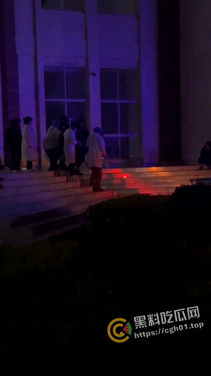 外事大学男生因为女朋友不给看手机 打完架就跳楼自杀 头上绿就绿了 何必呢