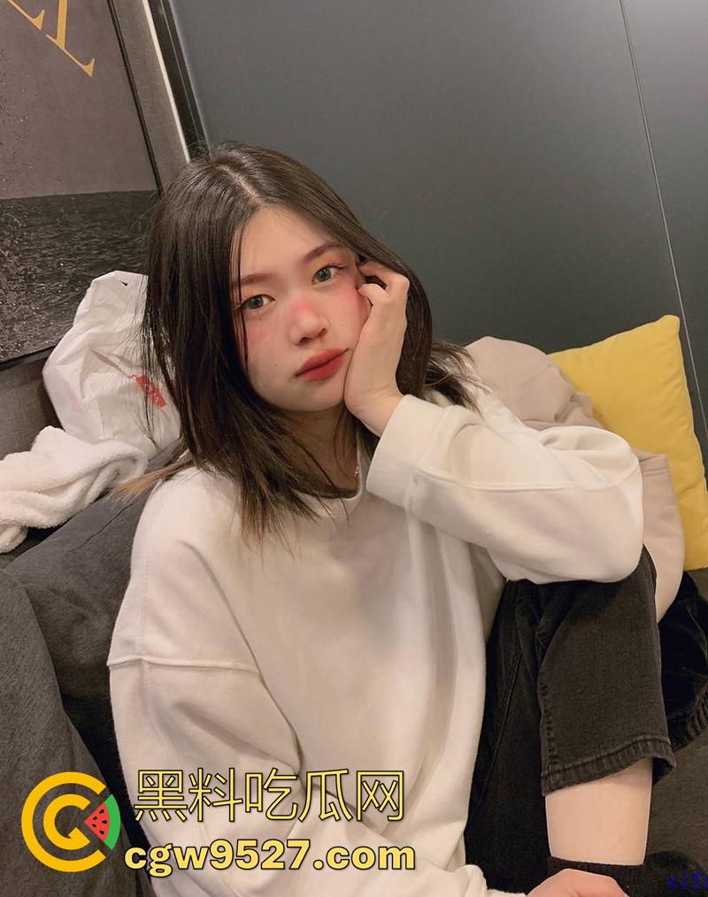 贵州最骚酒店前台【夏媛轩】,学生时期和继父通奸,还和男友兄弟一起3p,和领导同事1v7群p,太刺激了!