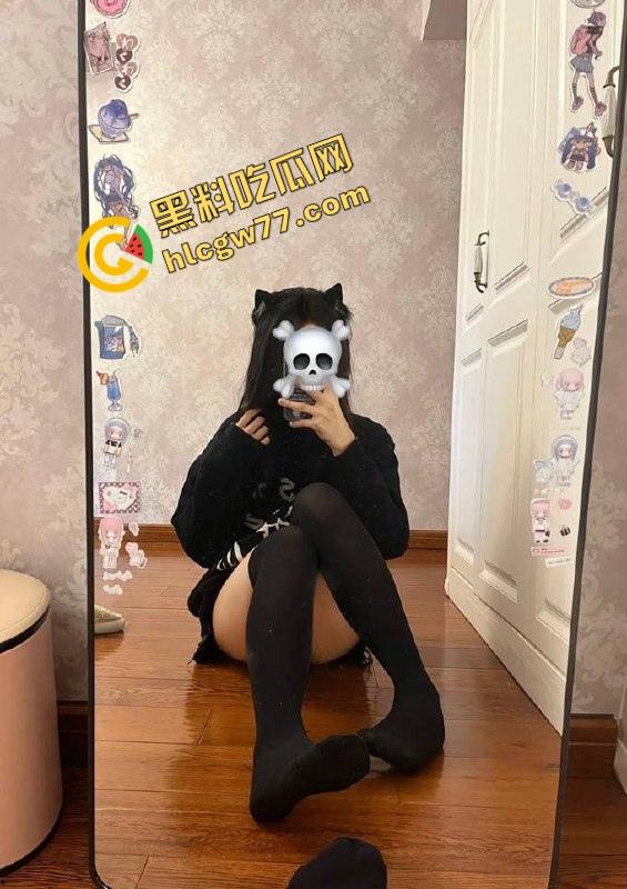 合肥『左珊』高校刚毕业，白丝黑丝来回换，Cos小母狗自拍自慰给金主看，毕业前酒店被操到嗓子发哑！