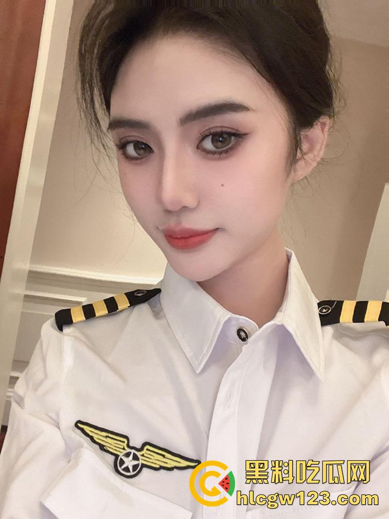 推特长腿御姐【粉了个味】，身材纤细腿长逆天，细腰蜜桃臀完美诱，腿控的兄弟们福利来了！