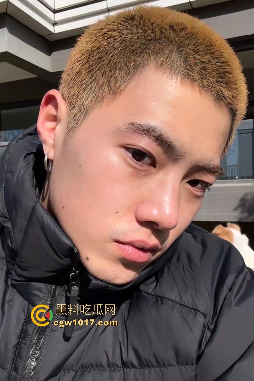 当18岁小伙遇上痴女是什么体验?黄毛小伙大战疯狗痴女,痴女跪地深喉如饿狼吞巨屌白沫拉丝喷脸,精液量大管饱!