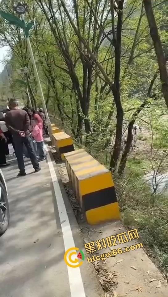 汉中勉县龙湾景区惊现社会姐持械现场,这家伙手里的不是传说中的真理吗?