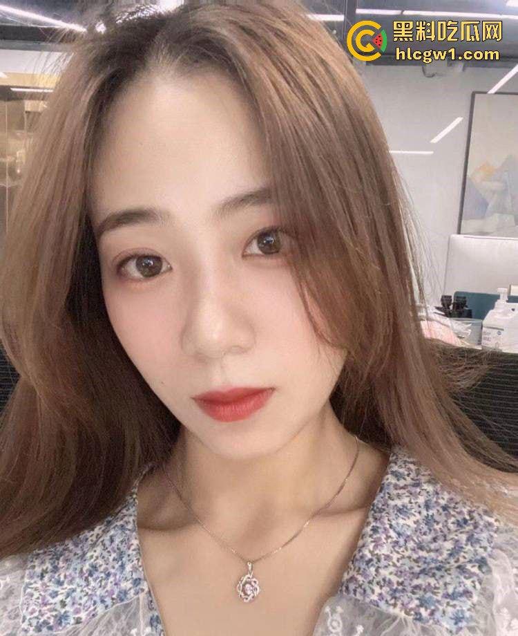 风骚少妇『孙颖怡』被爆浪逼舔蛋贼销魂!老公常年出差,她寂寞得被瓜友拿下,舔鸡老狗卖力被操到天亮!