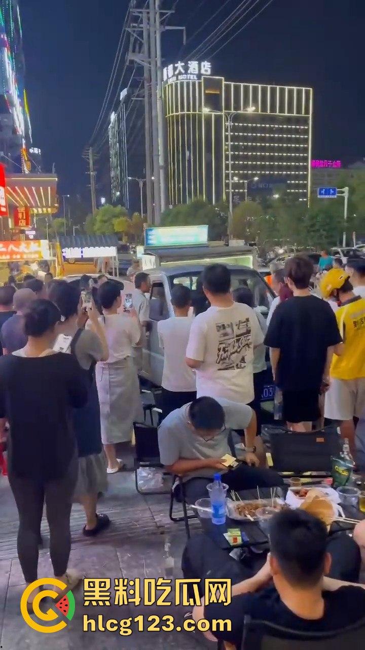 湖南邵东拉布拉多狗司机开倒车撞摊,装无辜伸舌头竟然成了明星!