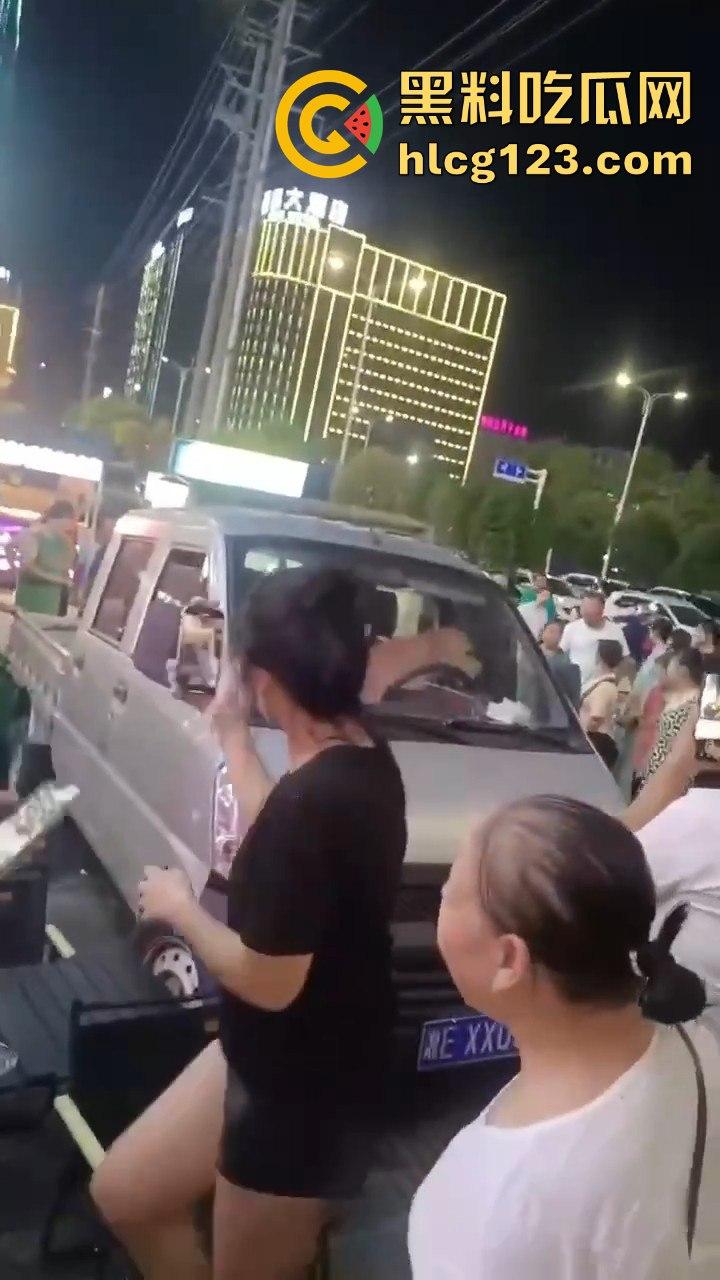 湖南邵东拉布拉多狗司机开倒车撞摊,装无辜伸舌头竟然成了明星!