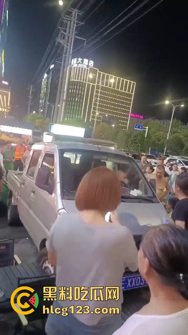 湖南邵东拉布拉多狗司机开倒车撞摊,装无辜伸舌头竟然成了明星!