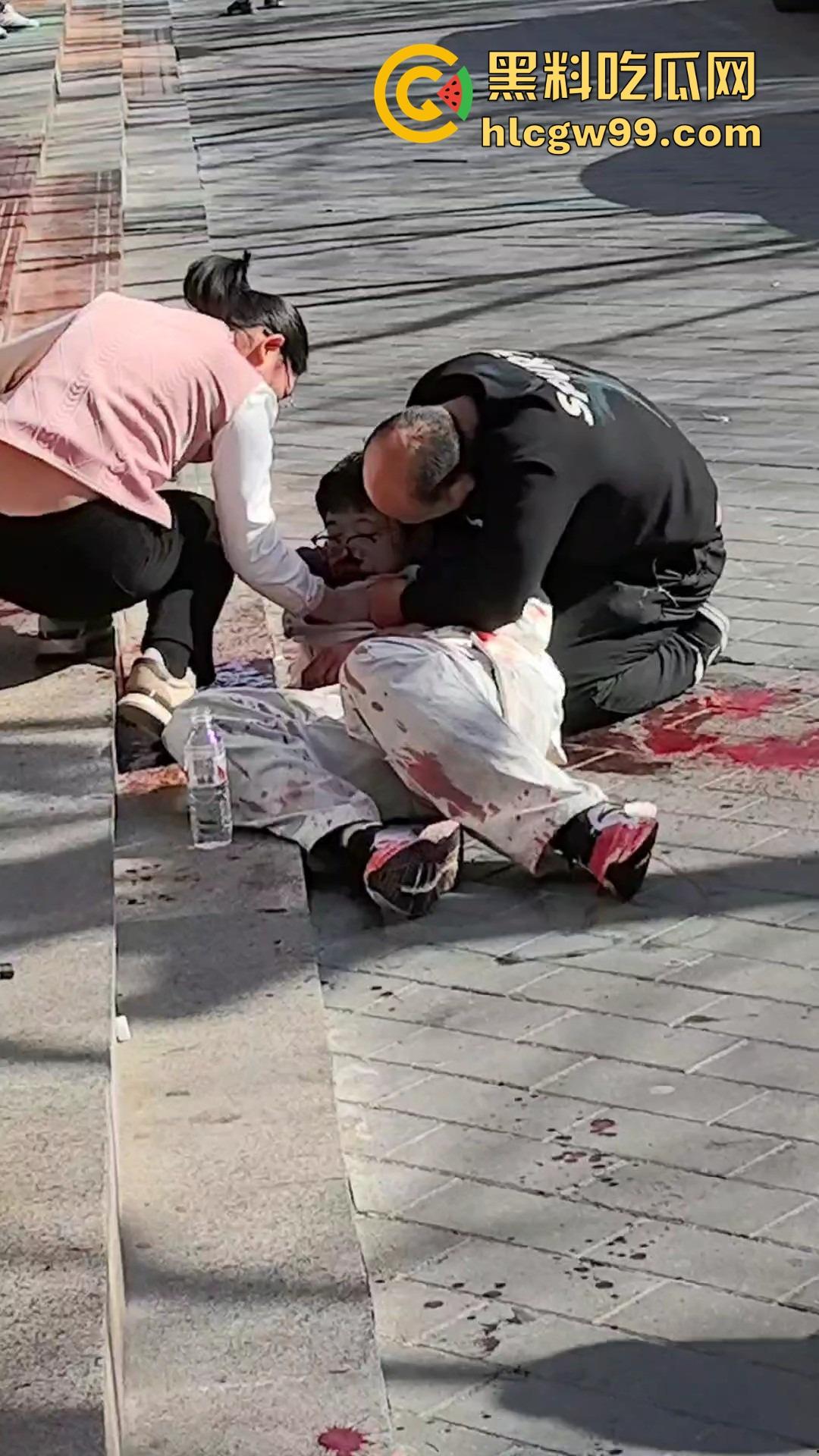 富民街初中生意外摔倒 大动脉被铁棍刺穿 拔出瞬间血喷三尺 现场惨烈当场没了!