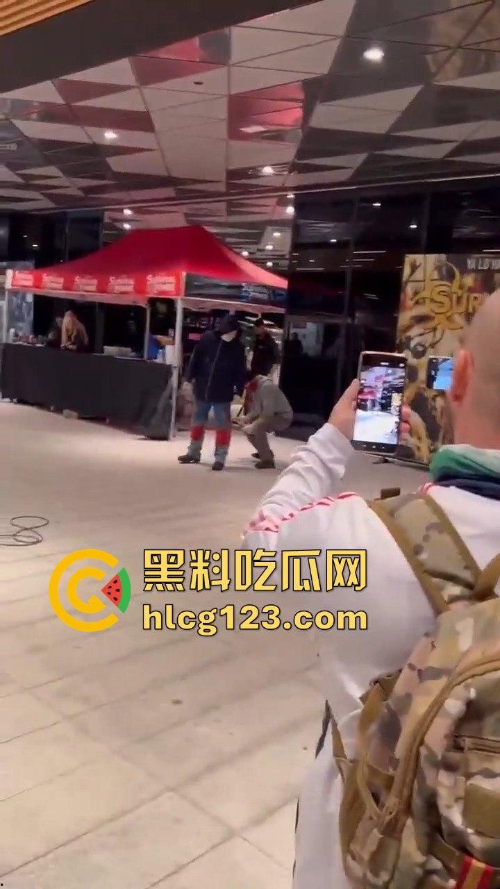 西班牙会展惊现火男！大玩行为艺术竟欲火焚身，警察都以为是极端分子！