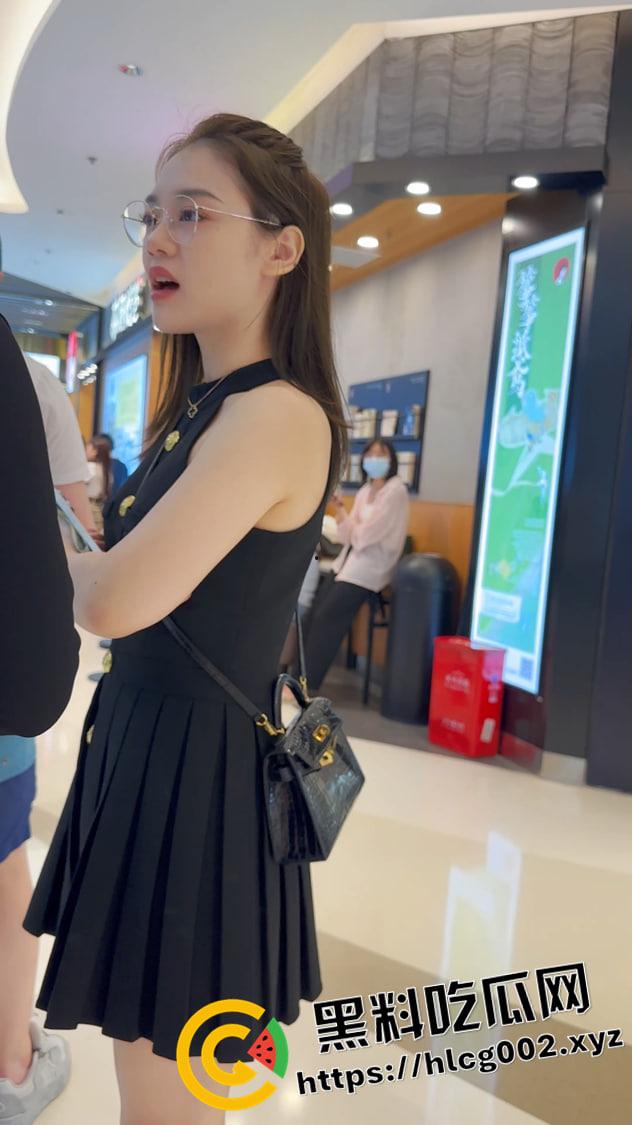 顶级偷拍！上海万达保时捷美女网红的裙底风光 粉色内裤紧紧勒逼 雪白的屁股Q弹