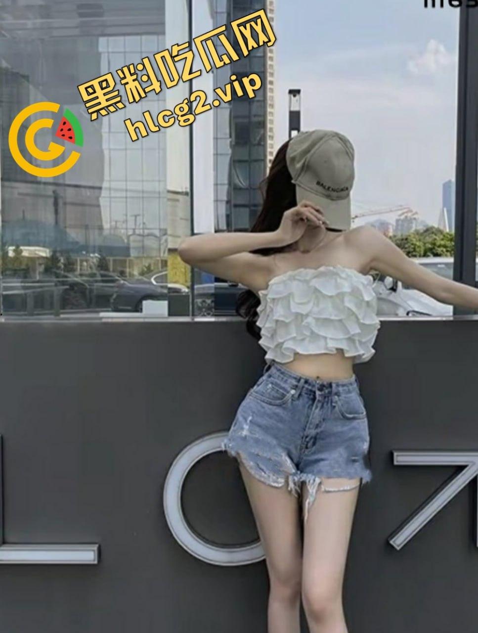 广西桂林旅游职业学院女生被脱光筷子插逼 白酒灌逼灌水泥！