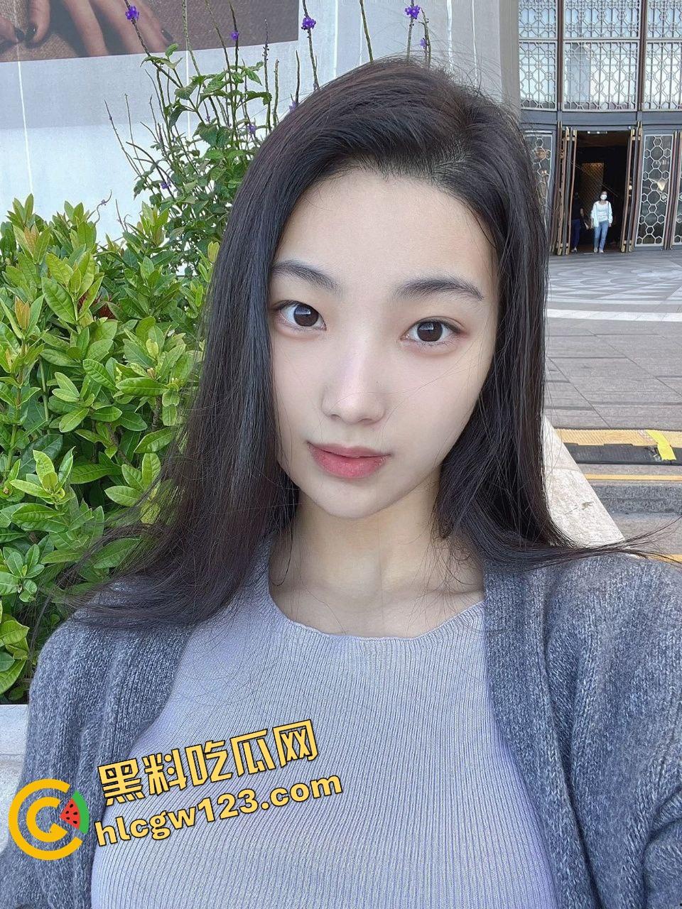 海角乱伦大神狂操干妈,口爆樱桃小嘴灌满浓精吞下,甜品蛋糕引诱后嫩逼猛抽,母子情深爽得狠!