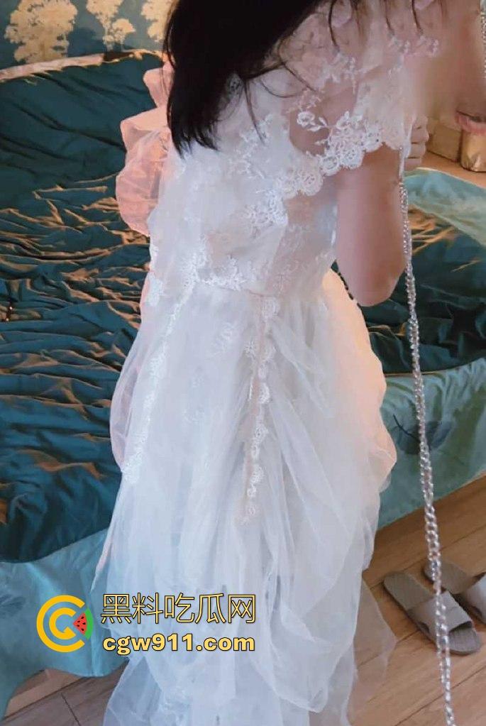 海角乱伦!极品妹妹性感婚纱下竟隐藏着母狗属性,被哥哥拴狗链按头口交场面淫荡不堪!