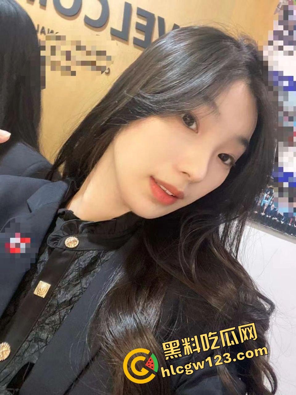 海角乱伦大神狂操干妈,口爆樱桃小嘴灌满浓精吞下,甜品蛋糕引诱后嫩逼猛抽,母子情深爽得狠!