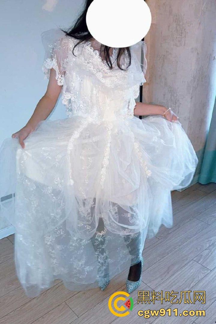 海角乱伦!极品妹妹性感婚纱下竟隐藏着母狗属性,被哥哥拴狗链按头口交场面淫荡不堪!