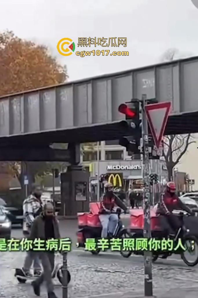 抖音【烨烨烨烨】外公去世还要去柏林游玩,亲人尸骨未寒就蓝天自拍,还蹭哀悼流量,如果外公还在世该多心寒啊!