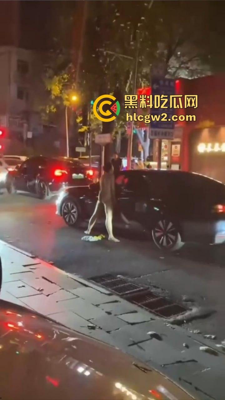 裸男拦车日钢板 黑色汽车成泄欲对象，围观群众笑到胃抽筋, 他是金刚钻转世吧？真TM钢板日穿郎！