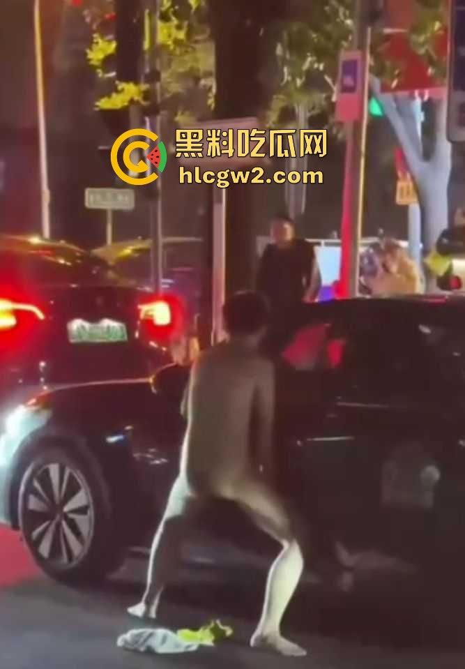 裸男拦车日钢板 黑色汽车成泄欲对象,围观群众笑到胃抽筋, 他是金刚钻转世吧?真TM钢板日穿郎!