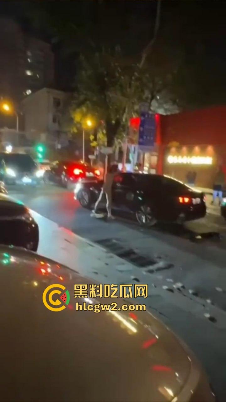 裸男拦车日钢板 黑色汽车成泄欲对象,围观群众笑到胃抽筋, 他是金刚钻转世吧?真TM钢板日穿郎!