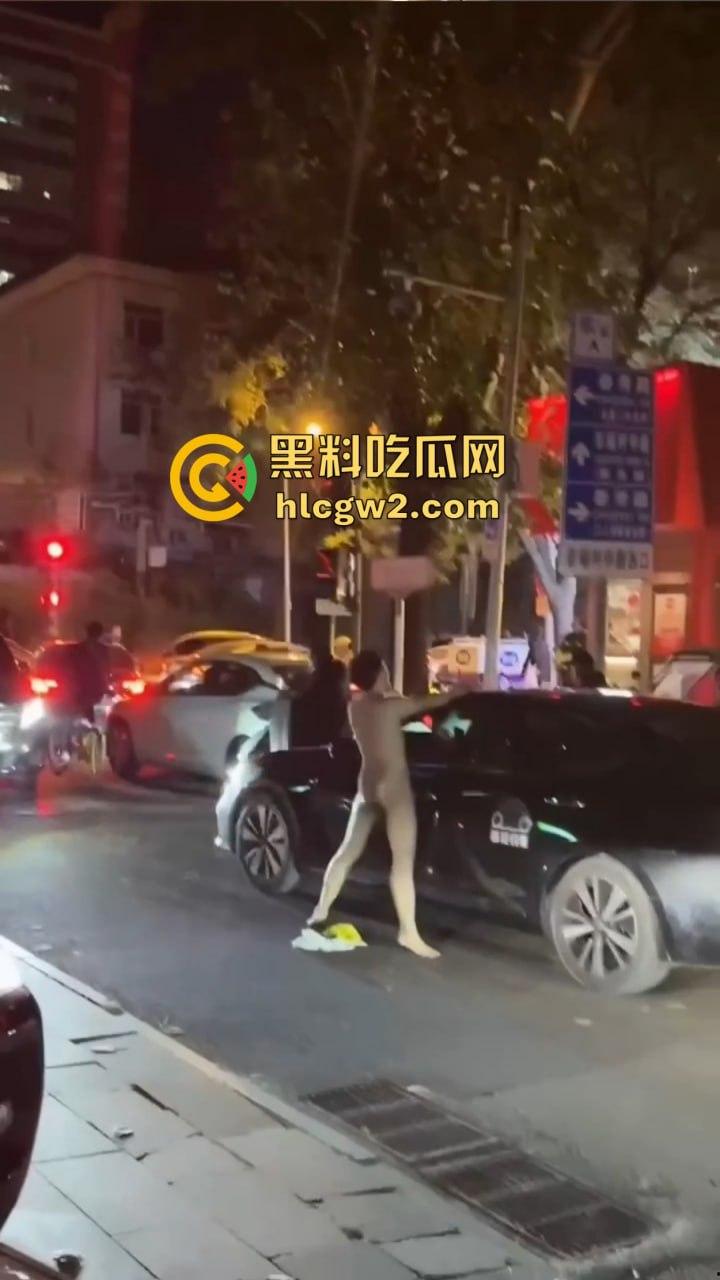 裸男拦车日钢板 黑色汽车成泄欲对象,围观群众笑到胃抽筋, 他是金刚钻转世吧?真TM钢板日穿郎!