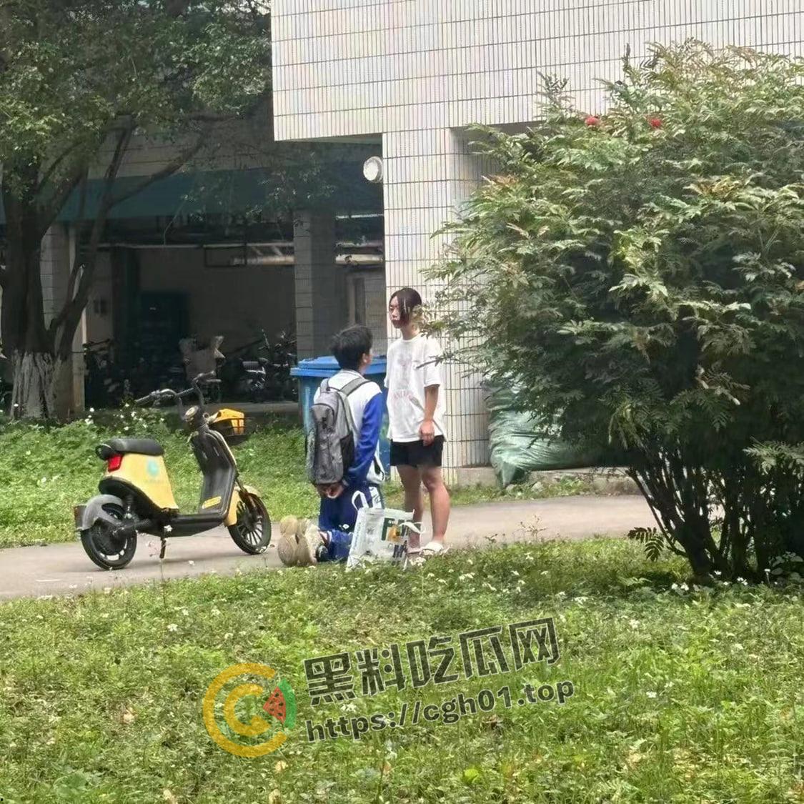 华南农业大学大瓜！高中生小男友跪宿舍楼下求原谅 被大学女友狂扇巴掌 吃瓜现场直达