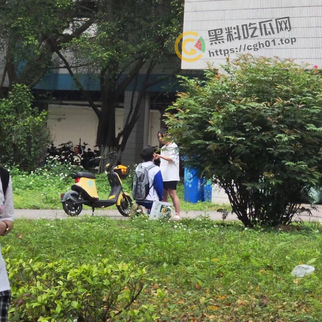 华南农业大学大瓜!高中生小男友跪宿舍楼下求原谅 被大学女友狂扇巴掌 吃瓜现场直达