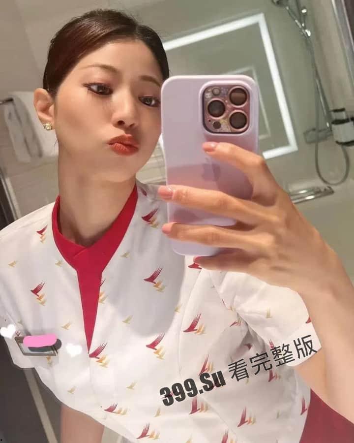 长相甜美靓丽国泰航空空姐「Netflix」被爆,上班时间认真工作接待乘客 卖力口交