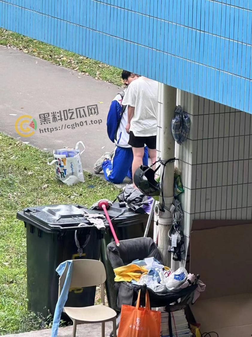 华南农业大学大瓜!高中生小男友跪宿舍楼下求原谅 被大学女友狂扇巴掌 吃瓜现场直达