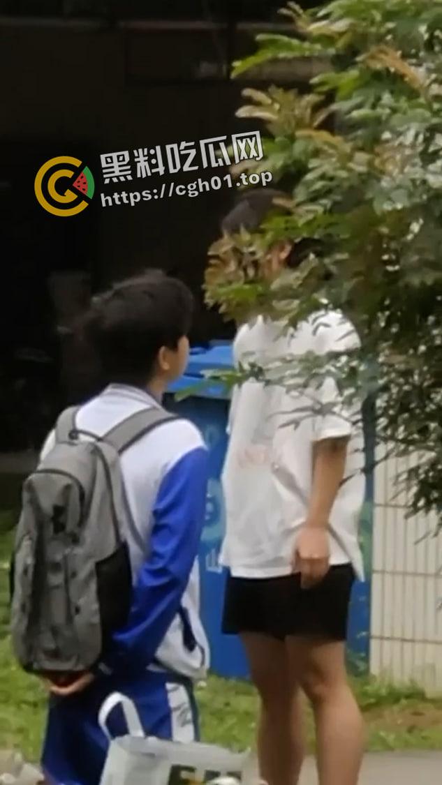 华南农业大学大瓜!高中生小男友跪宿舍楼下求原谅 被大学女友狂扇巴掌 吃瓜现场直达
