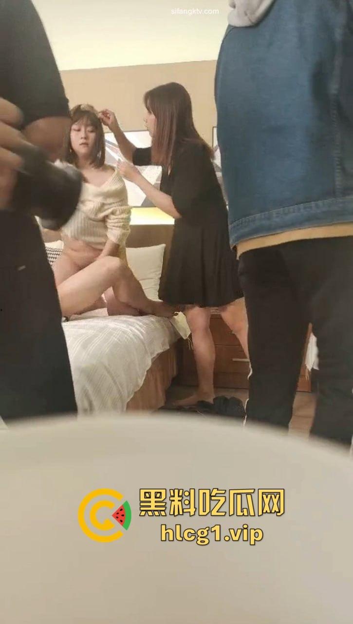 台湾AV拍摄现场被偷拍泄密,真实拍片幕后大揭秘,男女主角当众啪啪竟如此艰辛!