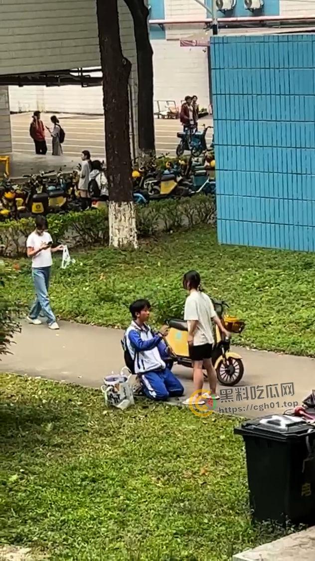 华南农业大学大瓜!高中生小男友跪宿舍楼下求原谅 被大学女友狂扇巴掌 吃瓜现场直达