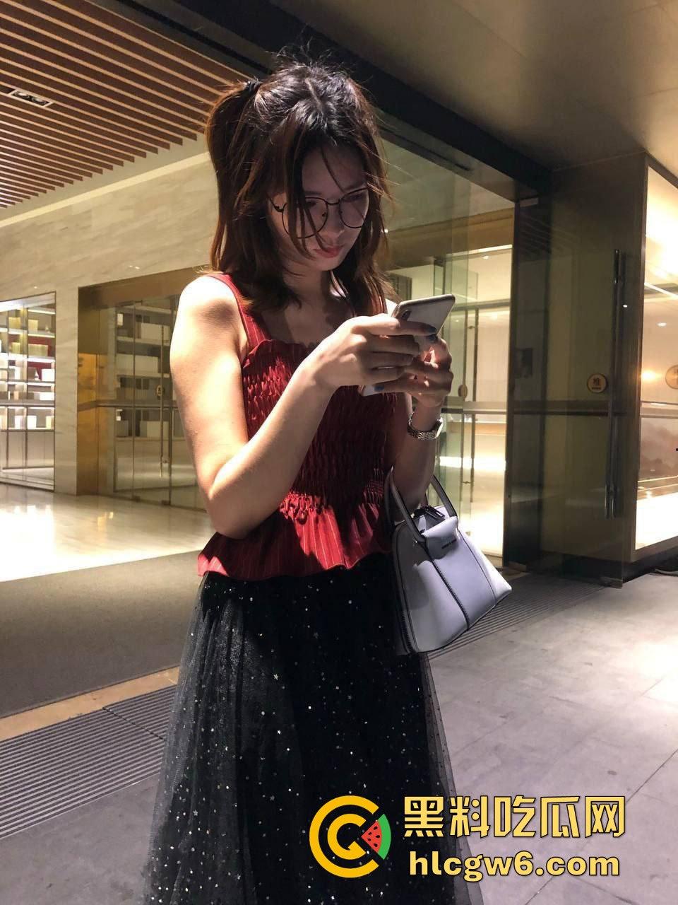 瓜友约炮楼下旋转小火锅骚收银妹被操成母狗,眼镜一摘就变骚浪货,骑在大鸡巴上浪叫不止,骚到断腿!