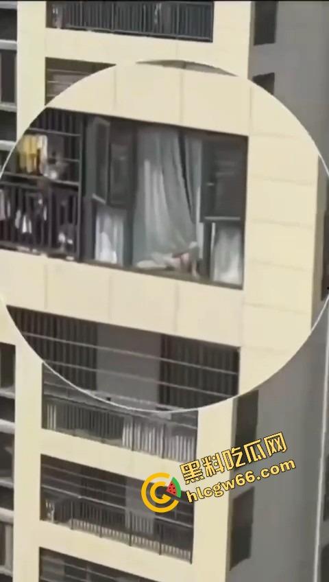 集美逆天操作,阳台晒鲍鱼不拉窗帘,白天晒鲍鱼,晚上老公就地现吃,主打一个鲜嫩刺激!