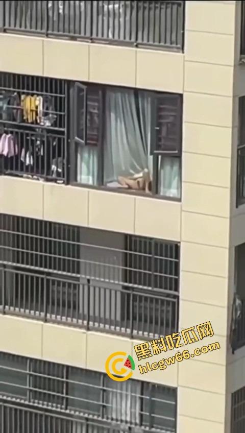 集美逆天操作,阳台晒鲍鱼不拉窗帘,白天晒鲍鱼,晚上老公就地现吃,主打一个鲜嫩刺激!