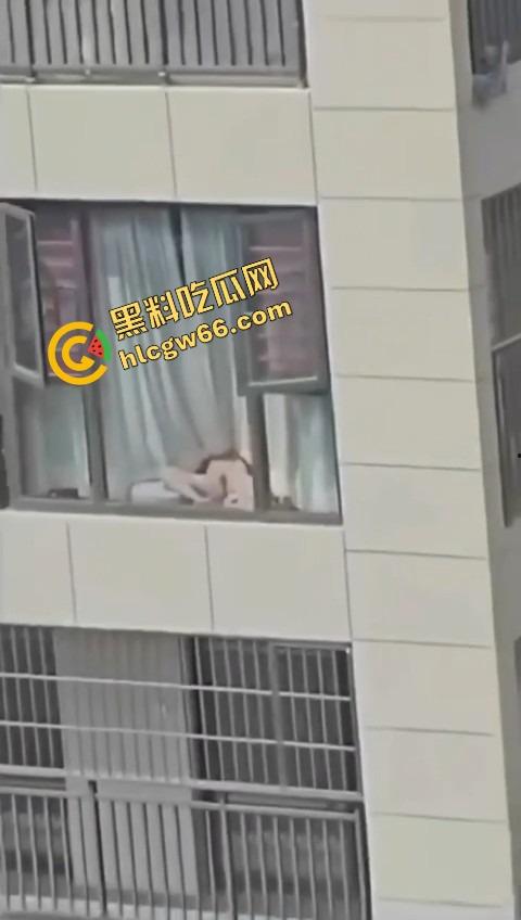 集美逆天操作,阳台晒鲍鱼不拉窗帘,白天晒鲍鱼,晚上老公就地现吃,主打一个鲜嫩刺激!