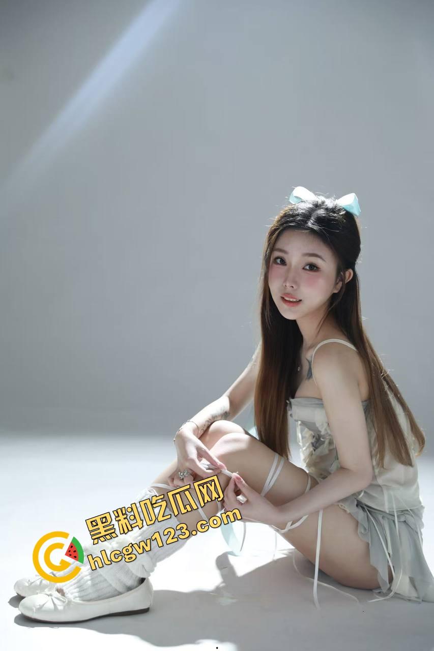 畜生姐夫猛扑小姨子嫩妞，撕衣露脸狠掏浪洞汁喷如瀑布，奶子晃瞎眼菊花硬捅烂，强上这骚货！